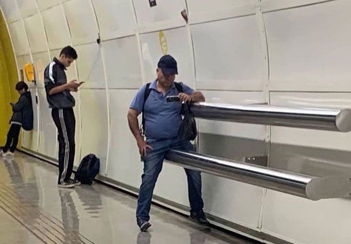 Злые гении сделали подборку фото людей, которые стоят в странных и забавных позах - 517348 Злые гении сделали подборку фото людей, которые стоят в странных и забавных позах - фото 517348