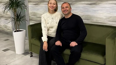 Молода дружина Віктора Павліка показала, як співак бавиться із новонародженим сином