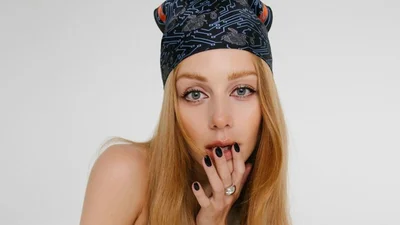 В очках и Louis Vuitton: Тину Кароль поймали на казахстанском рынке