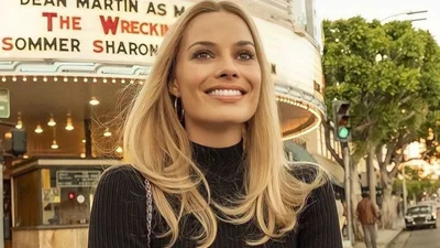 Марго Робби показала подтянутую фигуру в купальнике