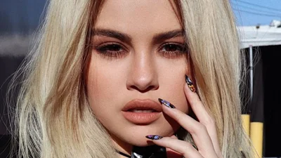 Білявка Селена Гомес прикрасила обкладинки Vogue