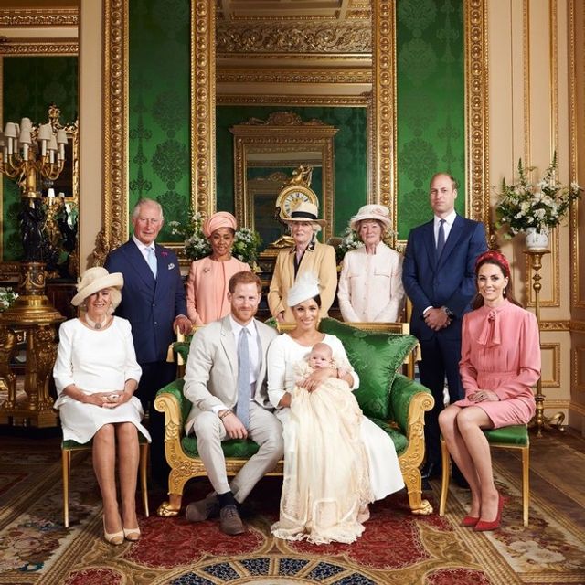 Принц Чарльз лишит сына Меган и Гарри титула принца - фото 517715