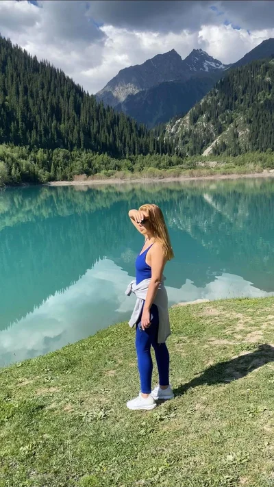 Тіна Кароль в обтислому костюмі зустріла світанок біля казахстанського озера - фото 517735