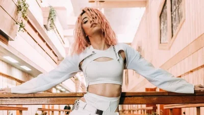 Надя Дорофеева надела дорогущие шлепанцы от Gucci и похвасталась ногами