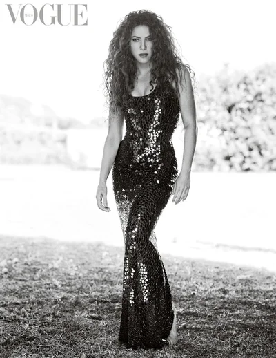 Чувственная и эффектная: роскошная фотосессия Шакиры для Vogue - фото 517891