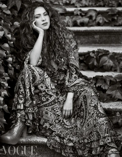 Чувственная и эффектная: роскошная фотосессия Шакиры для Vogue - фото 517893