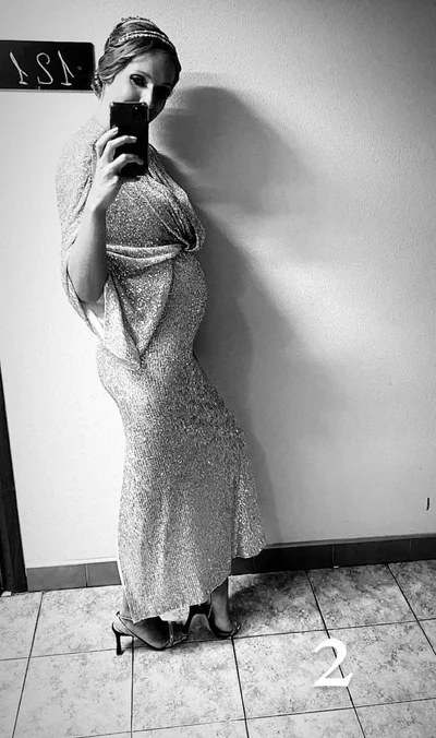 Беременная Катя Осадчая надела облегающее вечернее платье и подчеркнула животик - фото 518019