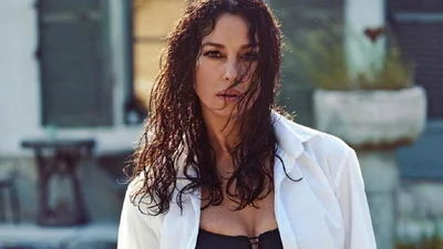 56-летняя Моника Беллуччи поразила безупречной фигурой в новой летней фотосессии