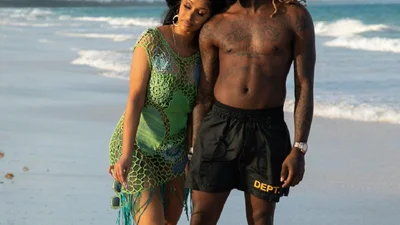 Вдруге вагітна Карді Бі показала відверте фото з чоловіком, на якому позує топлес