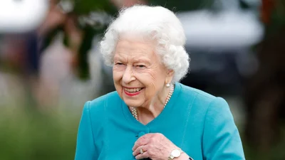 95-летняя гонщица: Елизавета II сама села за руль, чтобы поболеть на скачках
