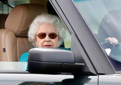 95-летняя гонщица: Елизавета II сама села за руль, чтобы поболеть на скачках - фото 518525