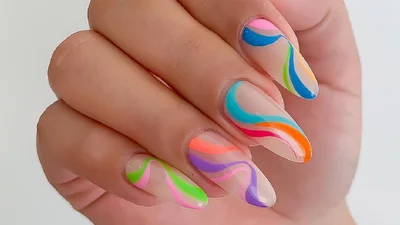 Психоделічний манікюр - найактуальніший дизайн літа 2021