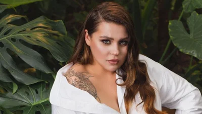 Блондинка з афрокучерями: солістка гурту KAZKA вразила зміною іміджу