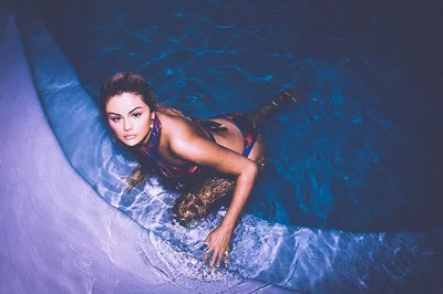 Селена Гомес без стеснения показала свое неидеальное тело в купальнике - фото 518598