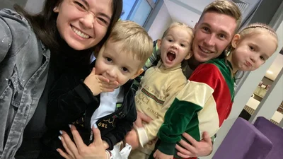 Запасіться серветками: дружини футболістів показали, як діти зустрічали татусів