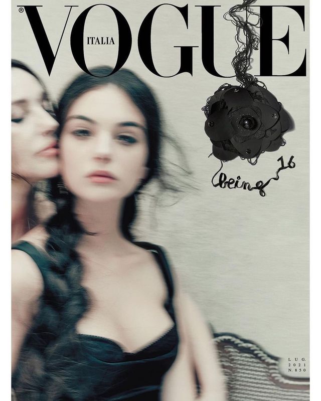 Две дивы: Моника Беллуччи вместе со старшей дочерью появились на обложке Vogue - фото 518717