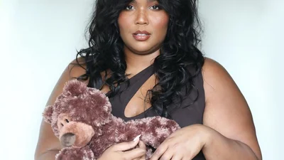 Пишнотіла співачка Lizzo не посоромилася і показала своє тіло в крихітному бікіні