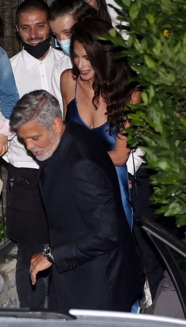 Впервые за долгое время папарацци застали Амаль и Джорджа Клуни вдвоем - фото 518806