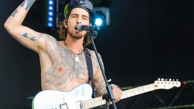 Володимир Дантес виступив попри зливу, і його мокрі танці нагадують кліп Ріанни