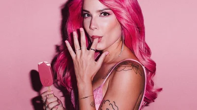 Співачка Холзі показала фото зі своїм сосочком, і це викликало справжній фурор в Instagram