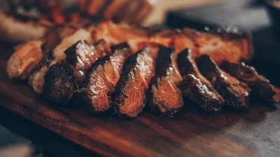 Вчені з'ясували, чому чоловіки більше за жінок їдять м'ясо, і причина максимально дивна