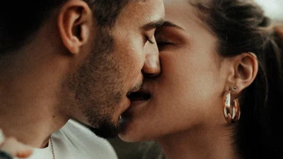 Мужчины и женщины ответили, является ли страстный поцелуй изменой