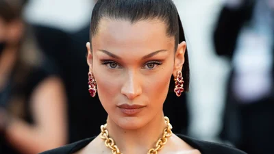 Сукня Белли Хадід з золотими легенями, які прикривають оголені груди, вразила Канни