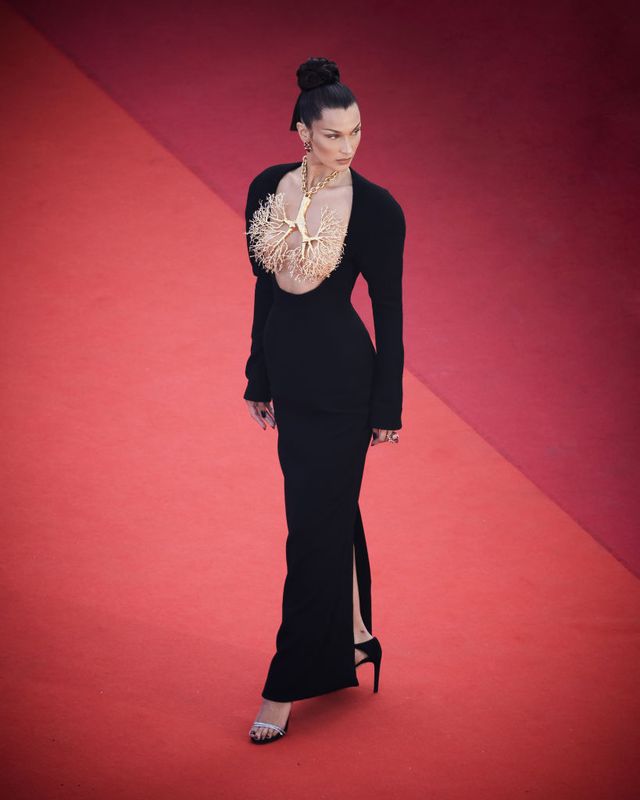 Сукня Белли Хадід з золотими легенями, які прикривають оголені груди, вразила Канни - фото 519113