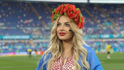 Вагітна Влада Седан похвалилася великим животиком у помаранчевому купальнику