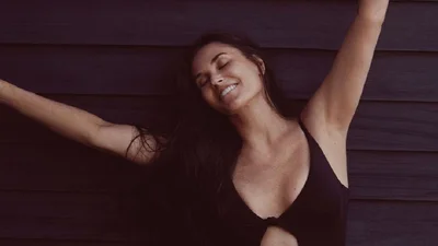 58-летняя Деми Мур в крошечном черном бикини - зрелище, которое надо видеть