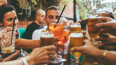 Пиво делает людей счастливее, но вовсе не из-за содержания алкоголя