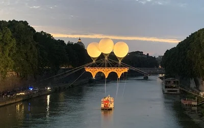 В Риме появился 18-метровый мост, подвешенный на воздушных шарах - фото 519492
