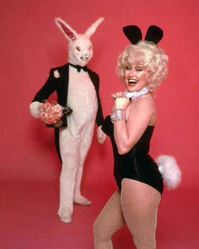 75-летняя Долли Партон повторила свой образ с обложки Playboy - фото 519920