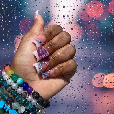 Duck nails або нігті кльош - новий божевільний вид манікюру з TikTok - фото 520095