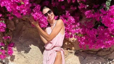 Еротична русалонька: актриса Альона Мусієнко позувала голяка на пляжі