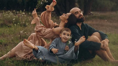 Юлія Саніна влаштувала сімейну фотосесію, і вона схожа на картинку з фільму
