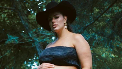 Нова мода: вагітна Ешлі Грем сфотографувалася повністю оголеною