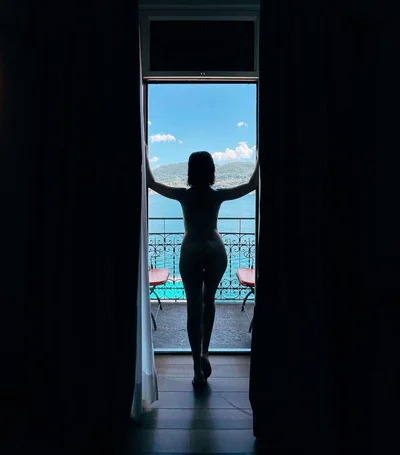 Естетично й еротично: повністю гола Сніжана Бабкіна показала краєвиди Італії - фото 520521