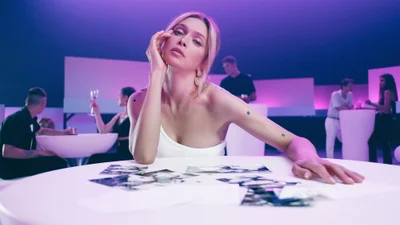 "Розовый дым": Вера Брежнева запремьерила свой самый интригующий клип