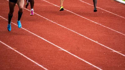 Спортсменка епічно впала на старті забігу, але не розгубилася і фінішувала першою