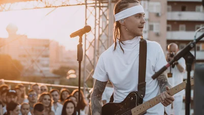 Белый дресс-код и закат: как в Киеве прошли два акустических концерта Артема Пивоварова