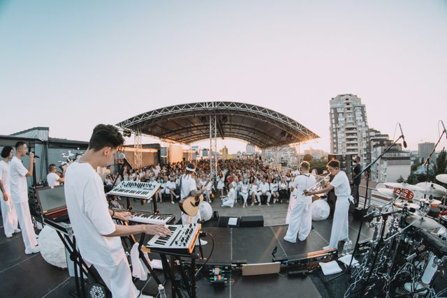Белый дресс-код и закат: как в Киеве прошли два акустических концерта Артема Пивоварова - фото 520631