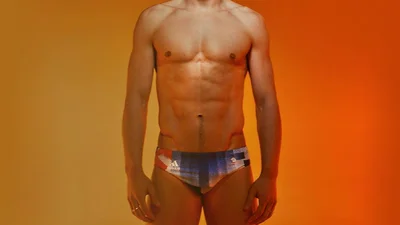 Новый краш: сеть покорил спортсмен, что вязал свитер во время Олимпийских игр