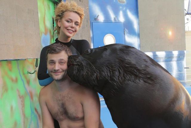 Аліна Гросу з коханим влаштували побачення в дельфінарії - фото 520804
