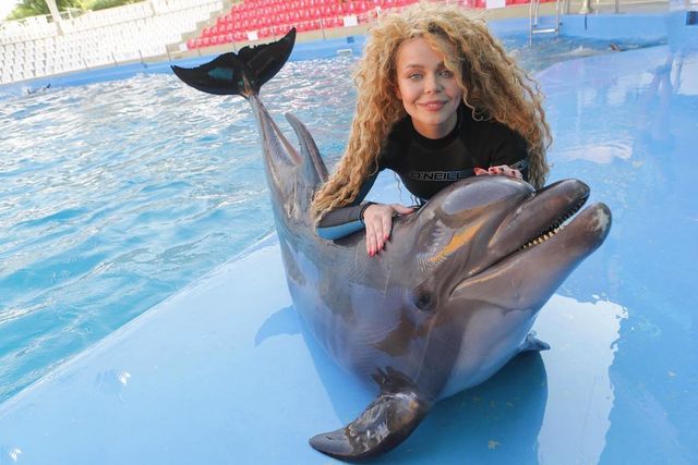 Аліна Гросу з коханим влаштували побачення в дельфінарії - фото 520806