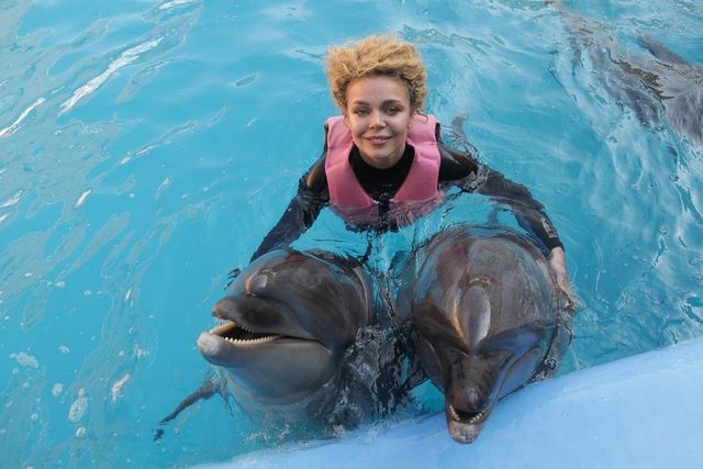 Алина Гросу с любимым устроили свидание в дельфинарии - фото 520807
