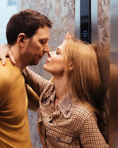 Оля Фреймут показала сладкие поцелуи с любимым в лифте - фото 521005