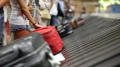Видео дня: человек возомнил себя чемоданом и пробовал сдаться в багаж