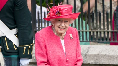 Чарівна бабуська в малиновому: новий та яскравий вихід Єлизавети ІІ
