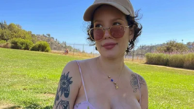 Мамская правда: певица Холзи показала растяжки на животе после рождения сына